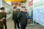 北朝鮮の労働新聞が２３日掲載した、国防科学院化学材料研究所を視察する金正恩朝鮮労働党委員長（右）の写真（コリアメディア提供・共同）