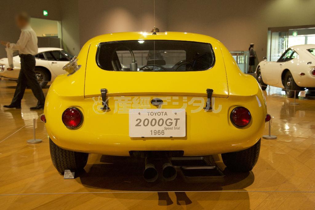 公道用ではないので保安部品のバンパーやバックランプを省略し、丸目２灯になっている。トヨタ博物館２０００ＧＴ特別展
