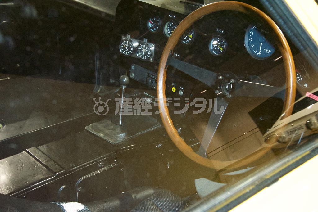 コクピットもヘビーデューティーな仕立て。トヨタ博物館２０００ＧＴ特別展