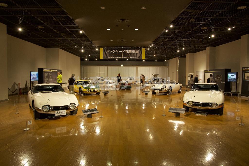 左手前から時計回りに前期型、スピードトライアル仕様車レプリカ、ボンドカー、後期型。４台とはなんと豪華な…トヨタ博物館２０００ＧＴ特別展
