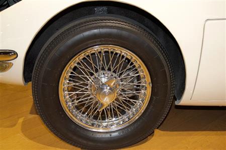 ディスクブレーキが透ける前輪ホイールはレトロなスポークタイプで英国車の雰囲気。トヨタ博物館２０００ＧＴ特別展