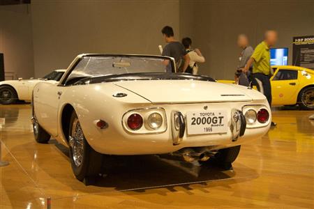 小ぶりなバンパーが時代を物語る。タイヤがフェンダーと面一じゃなくても全然カッコイイ。トヨタ博物館２０００ＧＴ特別展