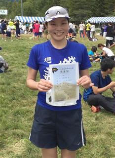 ハーフマラソンの完走証を持つアガサの鎌倉千恵美社長