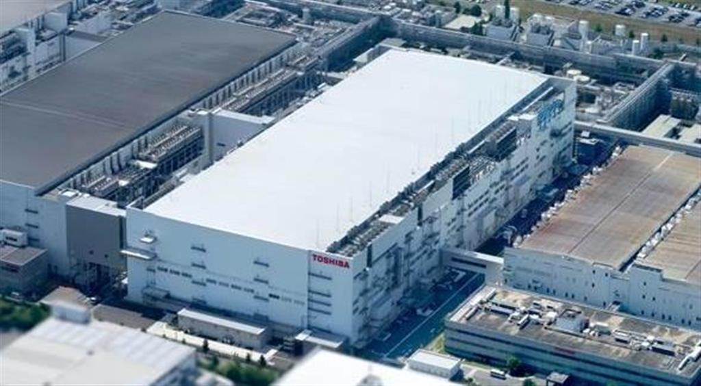 東芝とウエスタン・デジタルが建設した四日市工場（三重県四日市市）の新第２製造棟（東芝提供）