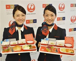 日本航空が日本発国際線のエコノミークラスで提供する若手料理人監修の機内食＝２８日、東京都大田区