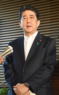 北朝鮮がミサイル発射しとことを記者の囲み取材に応じる安倍晋三首相＝２９日午前、官邸（宮川浩和撮影）