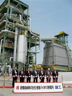 クラボウ徳島工場内のバイオマス発電所で開かれた式典。燃料は国内の間伐材を利用する＝２０１６年７月２７日、徳島県阿南市