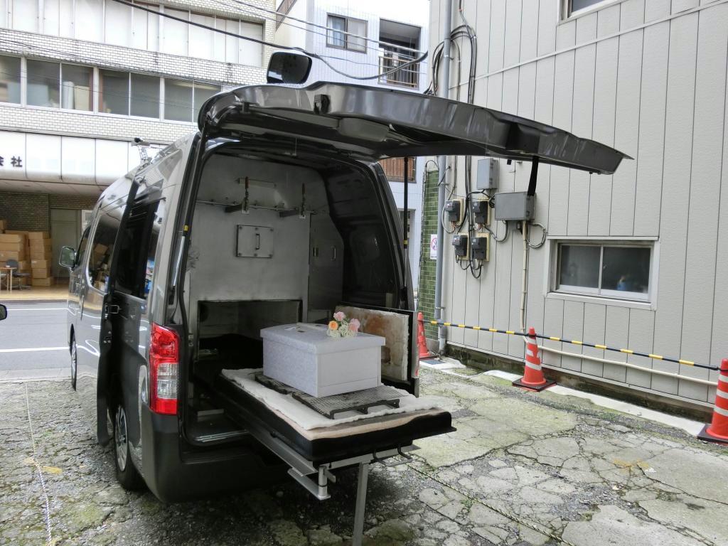 自動車に搭載されたペット用の火葬炉。ダイオキシンなどの有害物質やにおい、煙も出さない