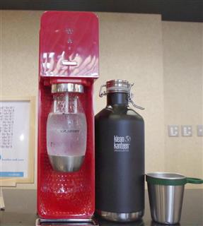 家庭で炭酸水を作ることができるソーダストリームのマシンとクリーンカンティーンのボトルとのコラボ展示。ペットボトル削減の取り組みを推進している