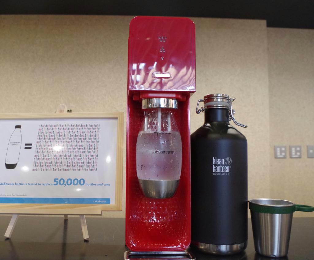 家庭で炭酸水を作ることができるソーダストリームのマシンとクリーンカンティーンのボトルとのコラボ展示。ペットボトル削減の取り組みを推進している
