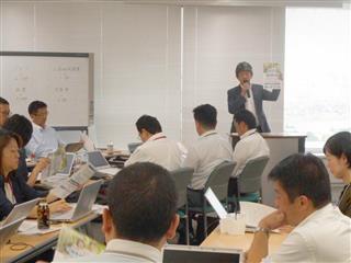 SOMPOホールディングスグループ2社に「明日へのちから」の商品説明を行う安藤克行アイアル少短社長=8月29日、東京都品川区 SOMPOホールディングスグループ2社に「明日へのちから」の商品説明を行う安藤克行アイアル少短社長=8月29日、東京都品川区