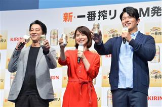 新ＣＭ発表会で乾杯する（左から）堤真一さん、石田ゆり子さん、鈴木亮平さん＝４日午前、東京都新宿区