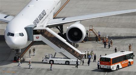 左エンジンのトラブルで羽田空港に引き返し、駐機する日航機＝５日午後０時５４分（共同通信社ヘリから）