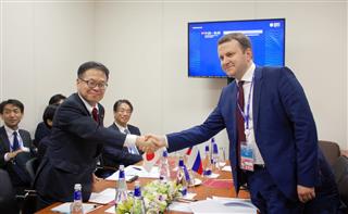 経済フォーラムでロシアのオレシキン経済発展相と握手を交わす世耕弘成経産相＝２日、ロシア・サンクトペテルブルク（黒川信雄撮影）