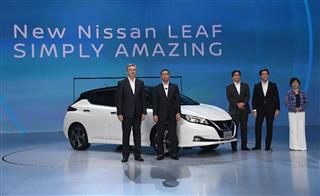 西川広人・日産社長（左から２人目）と新型「日産リーフ」の開発関係者＝６日午前、千葉県美浜区（宮川浩和撮影）