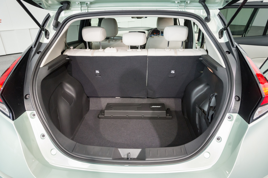 日産新型「リーフ」の荷室