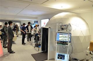 シンギュラリティ大学ジャパンサミット会場の企業ブース＝６日、東京都江東区（原田成樹撮影）