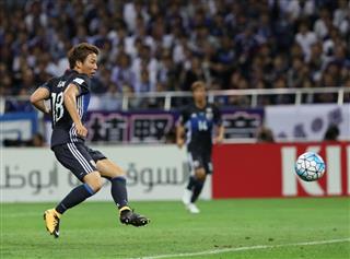 サッカーＷ杯アジア最終予選対オーストラリア戦で、ゴールを決める浅野拓磨＝８月３１日、埼玉スタジアム