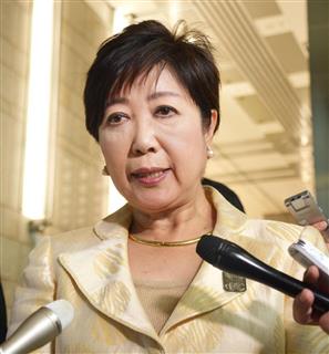 報道陣の取材に応じる小池百合子東京都知事＝６日午後、都庁
