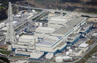 新潟県の東京電力柏崎刈羽原発。手前から５号機、６号機、７号機