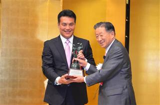 企業広報大賞のトロフィーを受け取るオムロンの山田義仁社長（左）＝７日、東京都千代田区（平尾孝撮影）