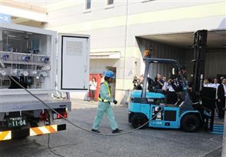燃料電池で動くフォークリフト（右）と水素輸送車。トヨタ自動車などが水素供給網の構築を目指す＝７月１２日、横浜市鶴見区のキリンビール横浜工場