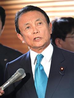 閣議を終え会見する麻生太郎副総理兼財務相＝８日午前、首相官邸（斎藤良雄撮影）