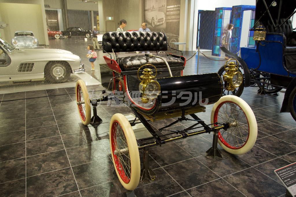 オールズモビル・カーブドダッシュ（１９０２年・米）。トヨタ博物館