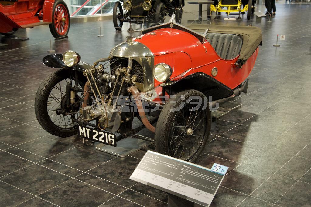 あれ？後輪がない、と思って後ろに回ると…モーガン・エアロ（１９２２年・英）。トヨタ博物館