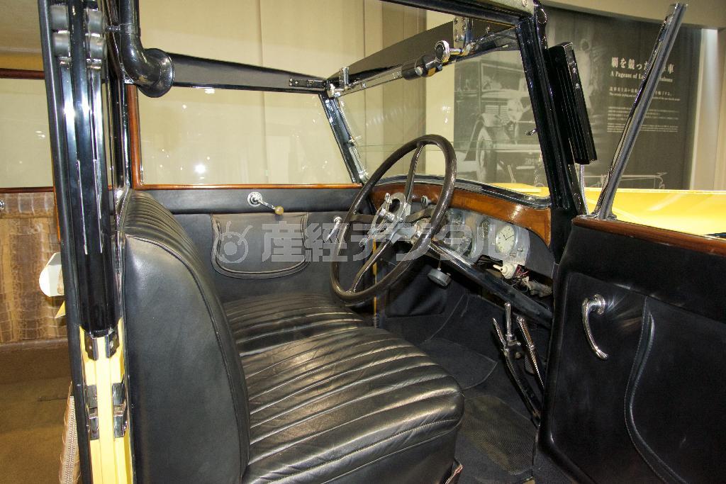 運転席とキャビンの仕立てを比べてみよう。イスパノスイザ・３２ＣＶＨ６ｂ（１９２８年・仏）。トヨタ博物館