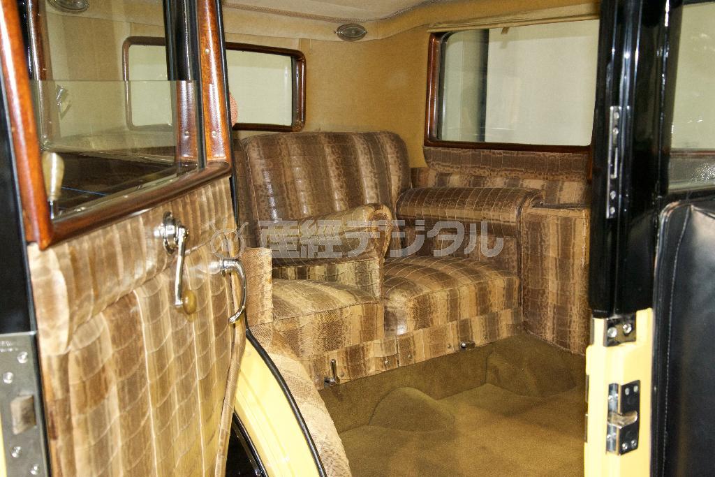 キャビンはさながら応接室。運転席との間にはガラスの仕切りも。イスパノスイザ・３２ＣＶＨ６ｂ（１９２８年・仏）。トヨタ博物館