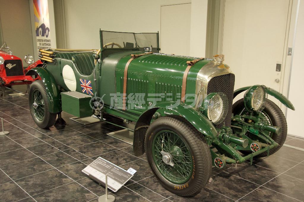 ブリティッシュグリーンのベントレー・４１／２リットル（１９３０年・英）。トヨタ博物館
