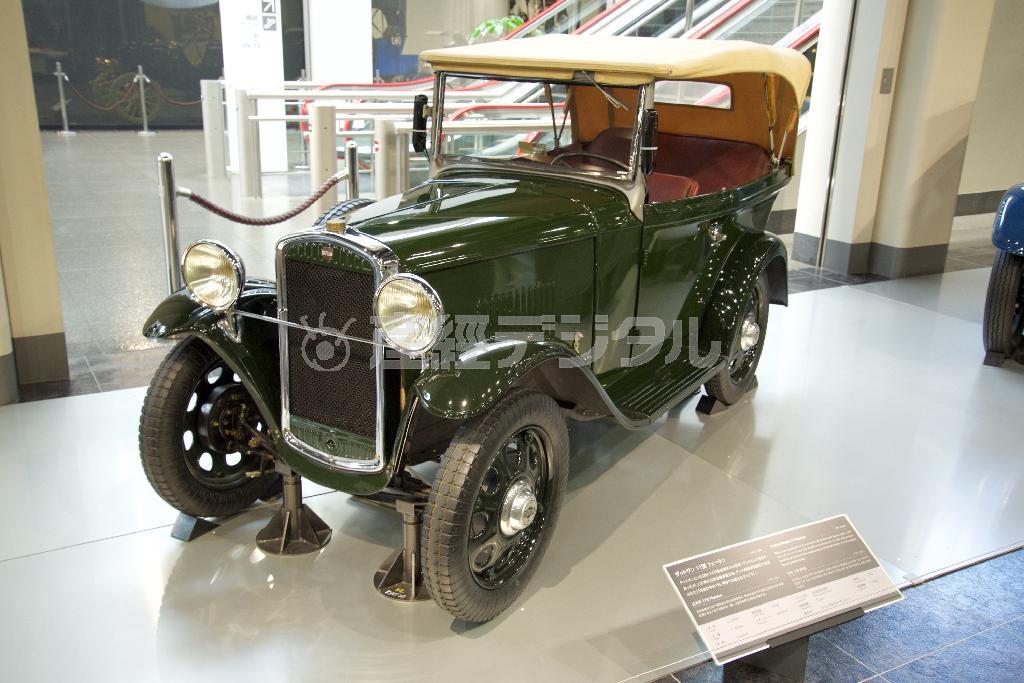 ようやく国産車が登場。さらに古い国産車の模型展示もある。ダットサン・１１型フェートン（１９３２年・日本）。トヨタ博物館