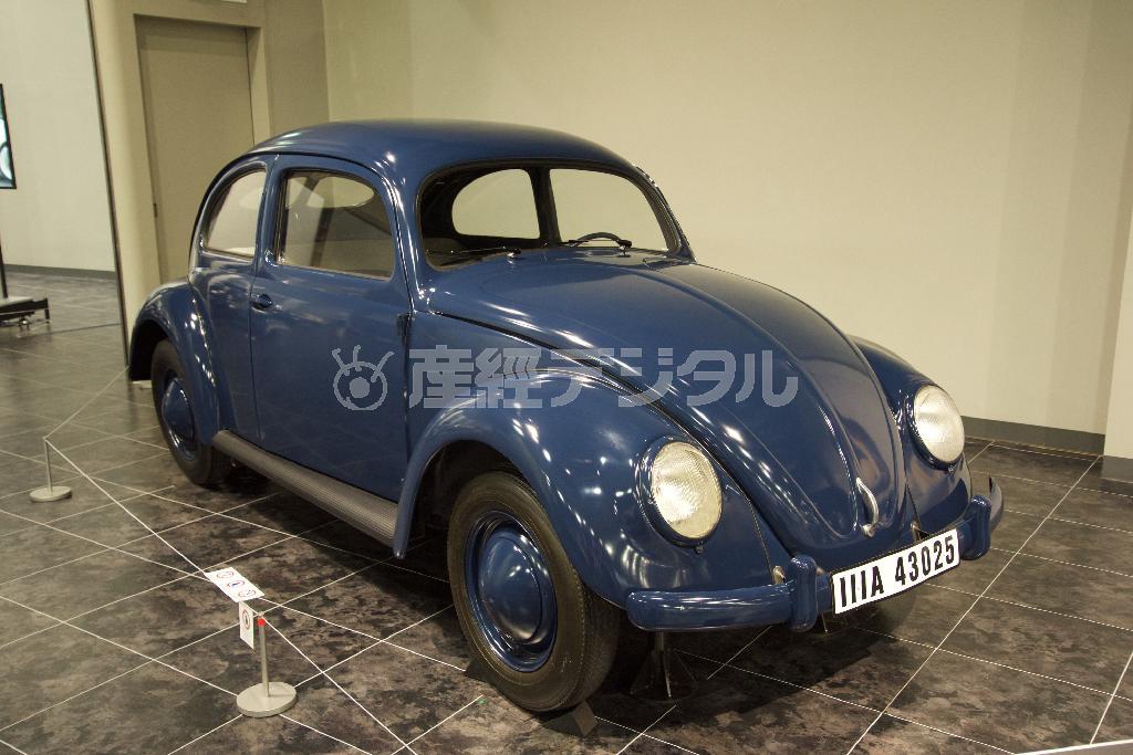 ヒトラーの掲げた「国民車構想」に基づいてフェルディナント・ポルシェが設計したフォルクスワーゲン・３８プロトタイプ“レプリカ”（１９３８年・独）。トヨタ博物館