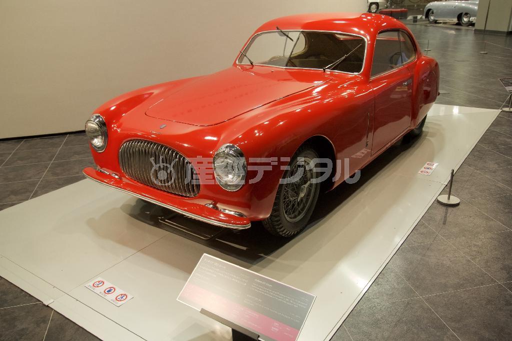 ボンネットとフェンダーの一体化はこのあたりから。チシタリア・２０２クーペ（１９４７年・伊）。トヨタ博物館