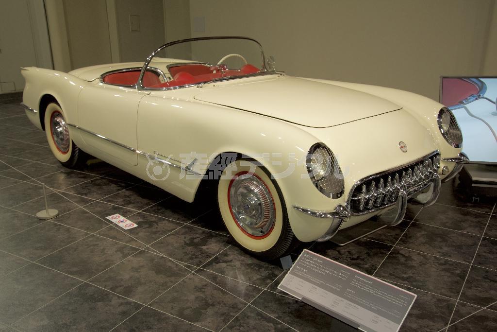 ヨーロッパ戦線から帰還した米兵たちが夢中になったコンパクトな欧州スポーツカーに対抗して作られた、シボレー・コルベット（１９５３年・米）。トヨタ博物館