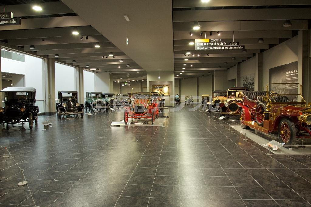 １９世紀後半から１９５０年代の車両が年代順に並ぶ２階フロア。トヨタ博物館