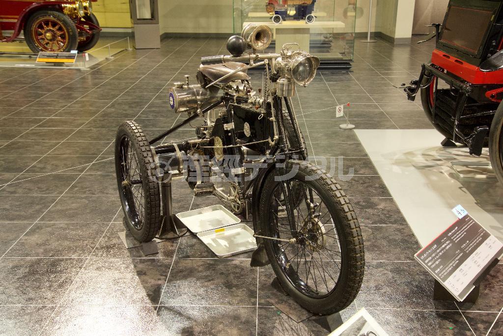 ド・ディオン・ブートン１３／４ＨＰ（１８９８年・仏）。トヨタ博物館