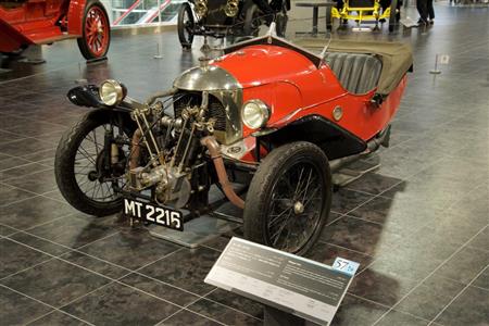 あれ？後輪がない、と思って後ろに回ると…モーガン・エアロ（１９２２年・英）。トヨタ博物館
