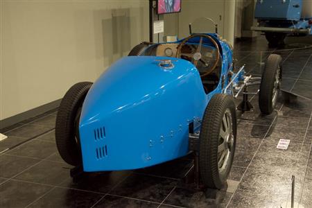 フレンチブルーに塗られたブガッティ・タイプ３５Ｂ（１９２６年・仏）。トヨタ博物館