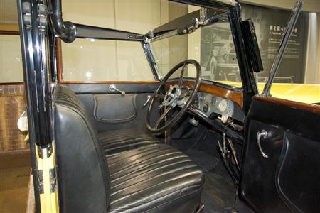 運転席とキャビンの仕立てを比べてみよう。イスパノスイザ・３２ＣＶＨ６ｂ（１９２８年・仏）。トヨタ博物館