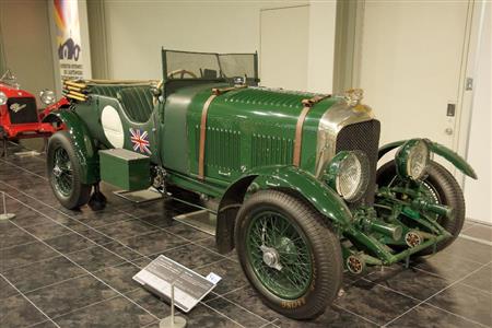 ブリティッシュグリーンのベントレー・４１／２リットル（１９３０年・英）。トヨタ博物館