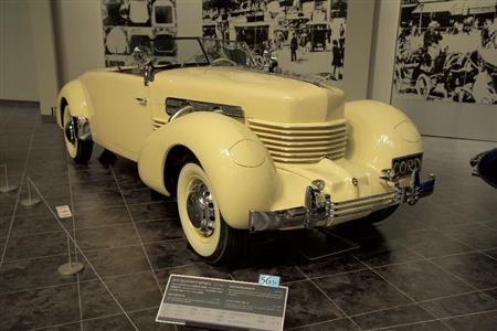 レトロフューチャーの白眉。１９３０年代とは思えない。コード・フロントドライブモデル８１２（１９３７年・米）。トヨタ博物館