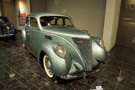 リンカーン・ゼファシリーズＨＢ（１９３７年・米）。トヨタ博物館
