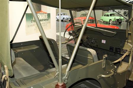 幌と風防をたたむと、前後フェンダーの上にもう一台のジープを重ねられるように設計されている。フォード・モデルＧＰＷ“ジープ”（１９４３年・米）。トヨタ博物館