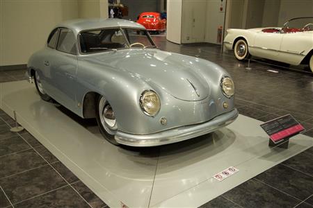 ポルシェ・３５６クーペ（１９５１年・独）。トヨタ博物館