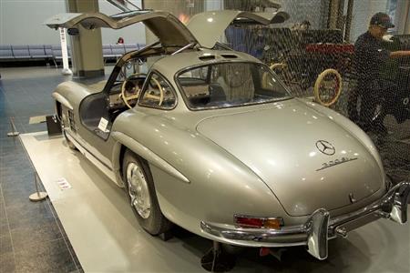 レーシングカーベースの構造でサイドシルが高く幅広かったため、ガルウイングドアにせざるを得なかったと言われる。メルセデスベンツ・３００ＳＬクーペ（１９５５年・独）。トヨタ博物館