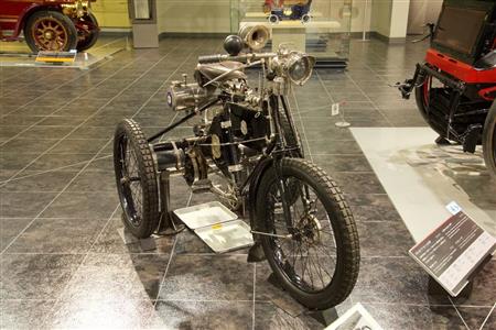 ド・ディオン・ブートン１３／４ＨＰ（１８９８年・仏）。トヨタ博物館