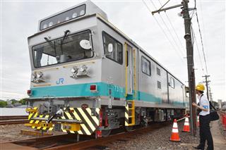 枕木やレールの不具合を画像解析によって自動的に見つけ出すJR西日本の新たな検査車両=11日午後、神戸市 枕木やレールの不具合を画像解析によって自動的に見つけ出すJR西日本の新たな検査車両=11日午後、神戸市