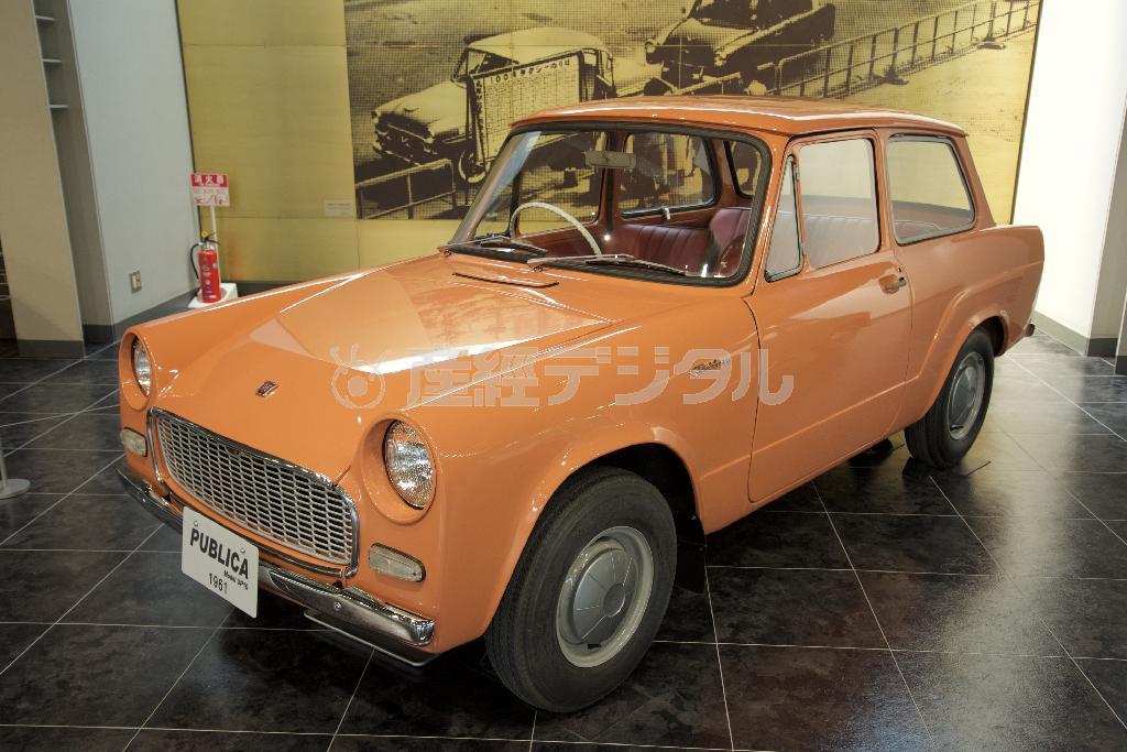 国民車構想へのトヨタの回答がこの一台。高級志向が芽生え始めたニーズとかみ合わず販売は苦戦。この教訓は後のカローラの成功に結実する。パブリカ・ＵＰ１０型（１９６１年・日）。トヨタ博物館